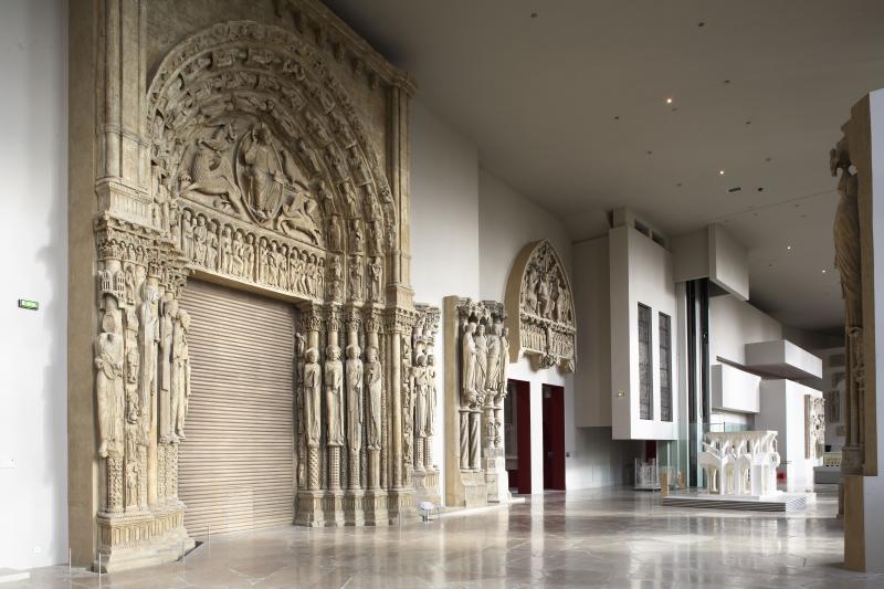 Vue partielle de la section Naissance du gothique, à gauche, le portail central de la façade occidentale, dit « Portail Royal », de la cathédrale Notre-Dame de Chartres